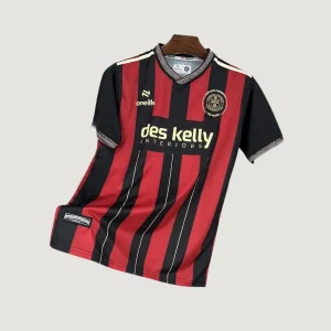 Bohemians – Maillot Domicile 25/26 – Rouge & Noir