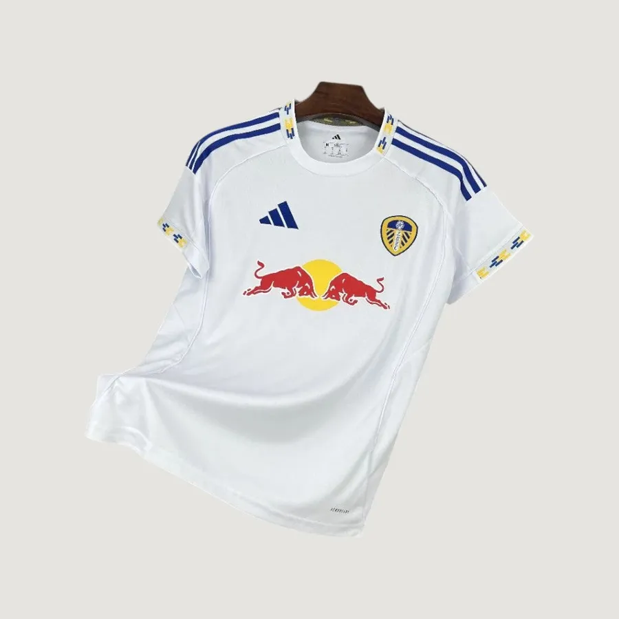 Leeds United – Maillot Domicile 25/26 – Blanc & Bleu